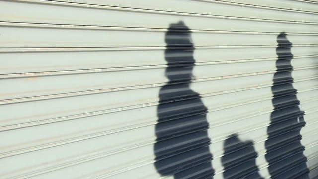 美国华盛顿州西雅图，人们走过紧闭的商店橱窗的影子视频下载