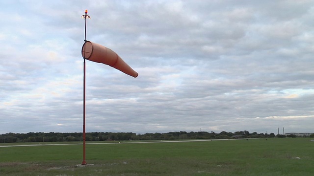 美国伊利诺斯州朱利埃特，战场上的风向袋，背景中的飞机跑道视频下载
