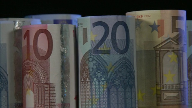 对焦，CU，工作室拍摄的堆叠卷各种欧元钞票翻转视频下载