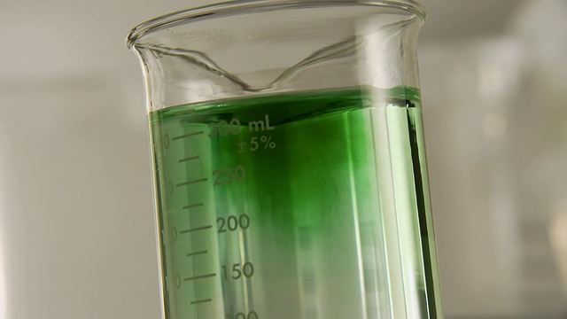 科学家将绿色液体滴入实验室烧瓶中，亚特兰大，乔治亚，美国视频下载