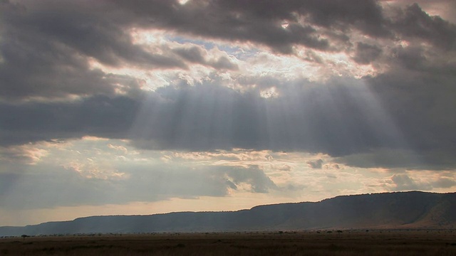 WS，阳光透过云层照耀在热带草原上，马赛马拉，肯尼亚视频素材