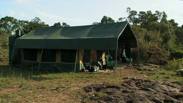 MS, PAN，肯尼亚马赛马拉河边的大帐篷视频下载
