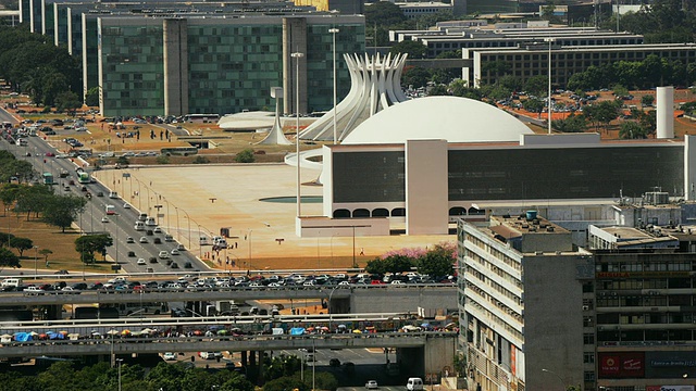 T/L, HA, WS, Metropolitan Cathedral and Museum of Modern Art，巴西利亚，巴西，交通拥挤的街道视频素材