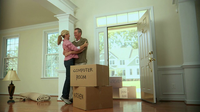 WS，幸福的成熟夫妇搬进新房子，里士满，弗吉尼亚，美国视频下载