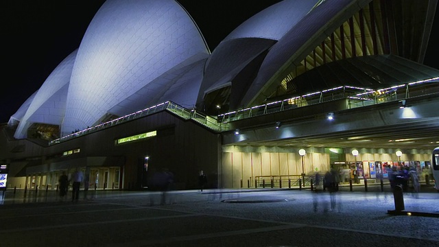 澳大利亚悉尼悉尼歌剧院前的车流在夜晚灯火通明视频素材
