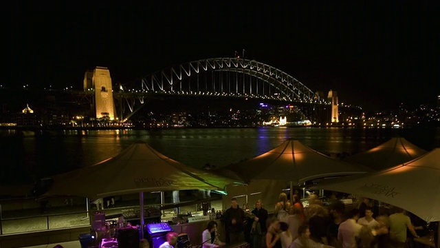 T/L, MS, TU，灯火通明的悉尼海港大桥，户外咖啡馆在夜晚跳舞，悉尼，澳大利亚视频素材