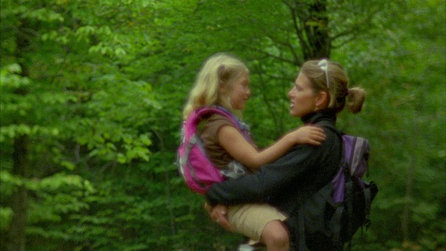 缅因州卡拉塞特山谷徒步旅行时，母亲拥抱女儿视频下载