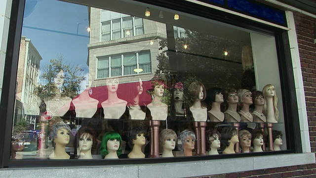 MS，假发商店橱窗反映建筑，阿什维尔，北卡罗来纳州，美国视频素材