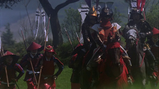 重现了16世纪日本骑马的武士和带着旗帜的步兵行进的场景视频下载