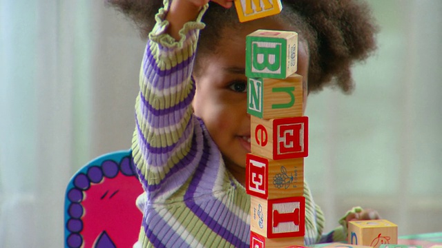 CU, TU，女孩(2-3)玩字母积木，里士满，弗吉尼亚，美国视频下载