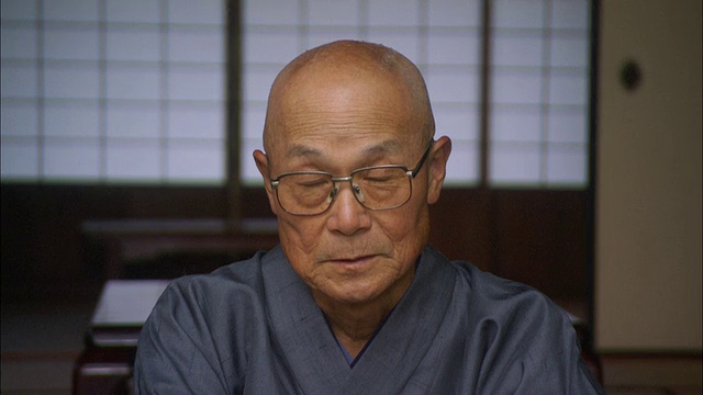 CU PORTRAIT穿着长袍鞠躬的老人/东京，日本视频下载