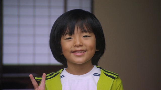 小男孩在做和平手势/日本东京视频下载
