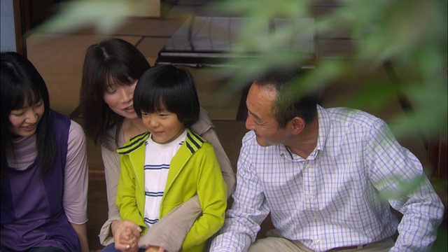 母亲，父亲，十几岁的男孩，十几岁的女孩，小男孩并排坐在门口/日本东京视频下载