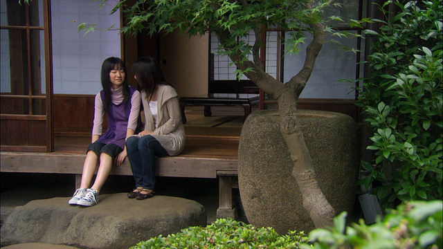 WS母亲和十几岁的女孩并排坐在家门口/东京，日本视频素材