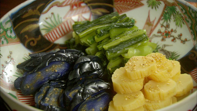 铜盘桌上的日本食物/日本东京视频素材