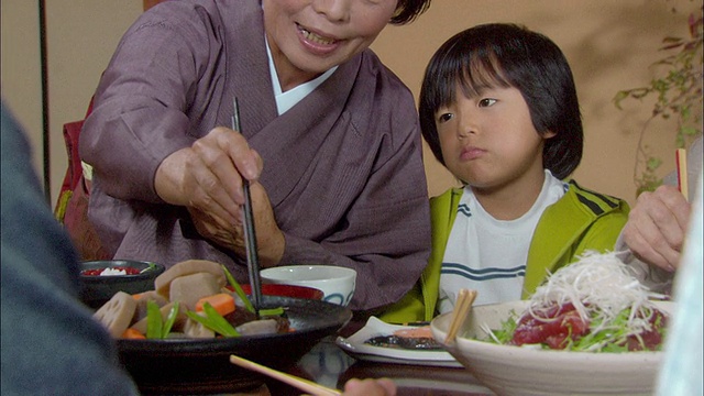 老女人和小男孩在吃/日本东京视频素材