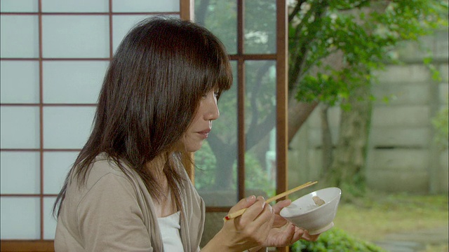 日本东京，成熟女人吃饭视频素材