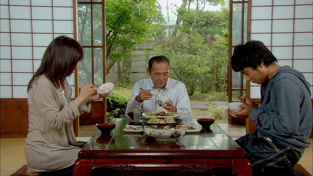 父亲，母亲和十几岁的男孩在吃/日本东京视频素材