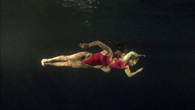 英国埃塞克斯的巴斯尔顿，两个年轻的花样游泳选手视频下载
