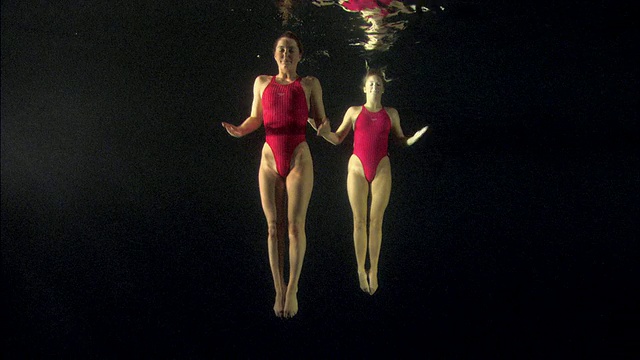 英国埃塞克斯的巴斯尔顿，两个年轻的花样游泳选手视频素材