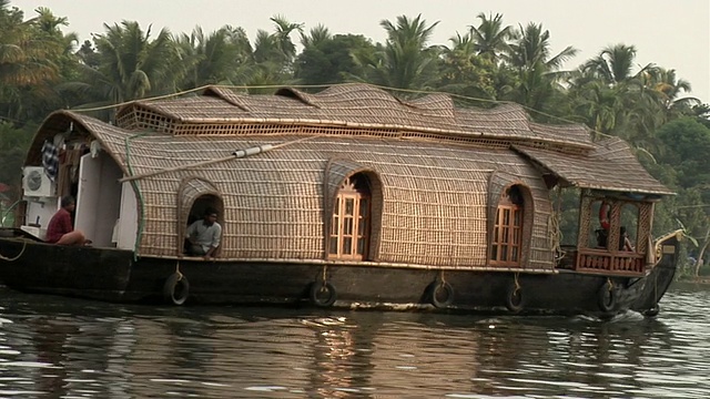 MS，位于印度喀拉拉邦回水区的船屋(kettuvallam)视频下载