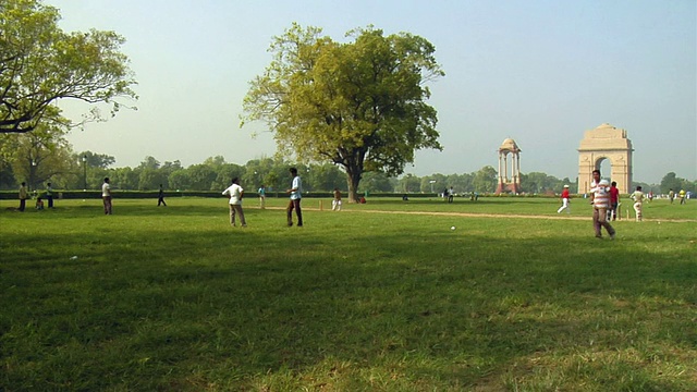 一群男子在打板球，背景中的印度门，印度新德里视频素材