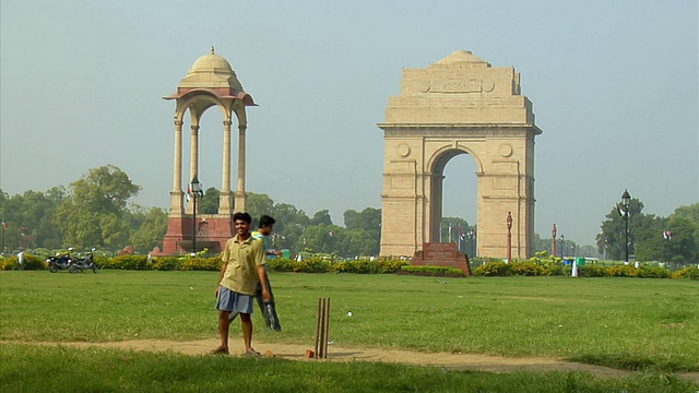 WS，两名板球运动员，背景中的印度门，印度新德里视频素材