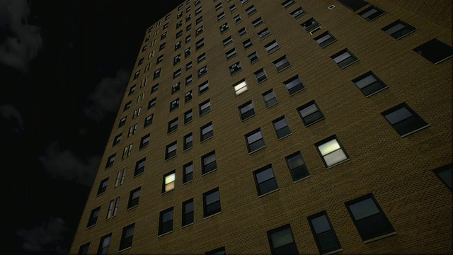T/L, MS, LA，关灯的公寓楼/新月在天空中经过视频素材