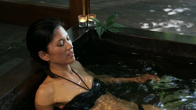 CU，女人在温泉浴中放松，莫斯曼，澳大利亚昆士兰视频素材