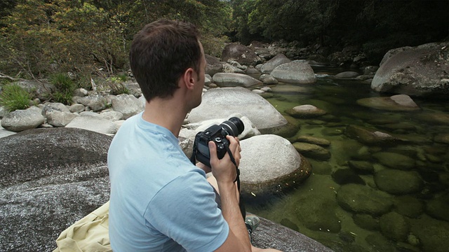 CU，男子在热带雨林摄影，莫斯曼，澳大利亚昆士兰视频素材