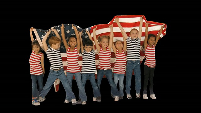 WS, Studio拍摄的快乐小学生(6-7)举着美国国旗视频下载
