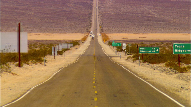 在美国加州死亡谷国家公园的高速公路上开车视频下载