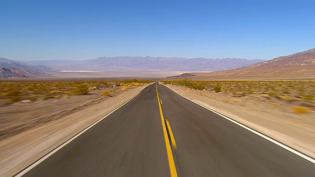 在美国加州死亡谷国家公园的高速公路上开车视频下载