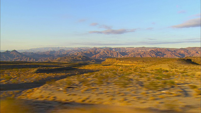 SIDE POV，在博尔德市附近的沙漠景观，Jackass，内华达州，美国视频素材