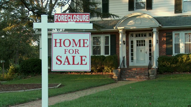 MS, ZI，美国弗吉尼亚州里士满，大的郊区房子，前院有“出售”的标志视频下载