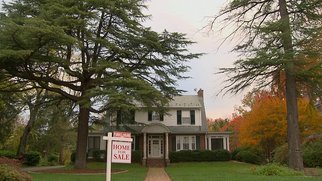 WS, TD，美国弗吉尼亚州里士满，大的郊区房子，前院有“出售”的标志视频素材
