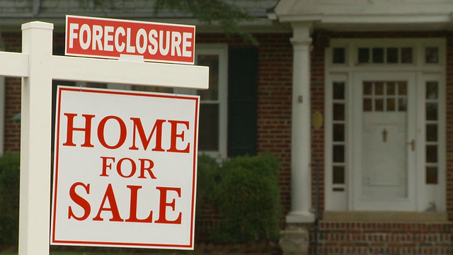CU, focus，“待售”和“止赎”的标志在房子前面，里士满，弗吉尼亚州，美国视频下载