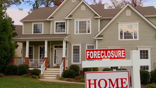 MS, TD，大型郊区房子的前院“出售”标志，里士满，弗吉尼亚，美国视频素材