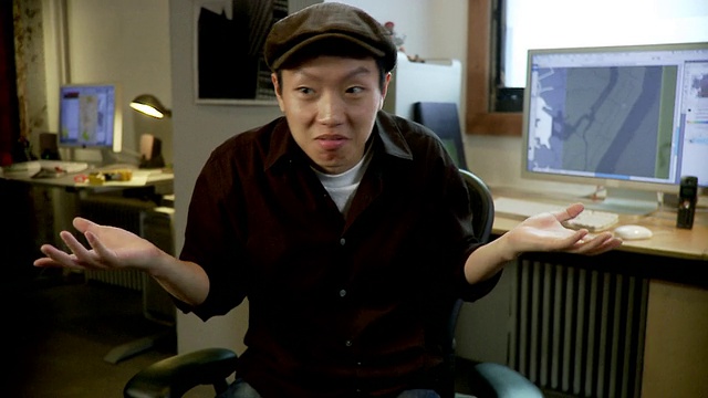 美国纽约州，布鲁克林，一名男子坐在办公室里做鬼脸视频下载