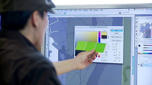 CU，选择性焦点，图形艺术家拿着颜色样本对着电脑显示器，布鲁克林，纽约市，美国纽约州视频下载