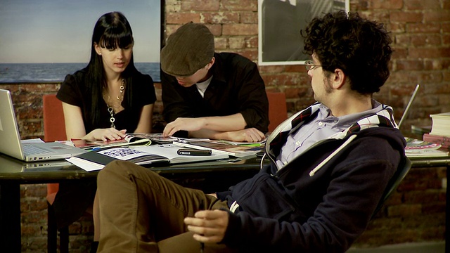 MS，三名办公室职员在会议桌上的肖像，布鲁克林，纽约市，纽约州，美国视频下载