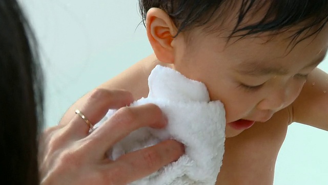 美国弗吉尼亚州里士满，妈妈在浴缸里给12-17个月大的玩橡皮鸭的男婴洗澡视频下载