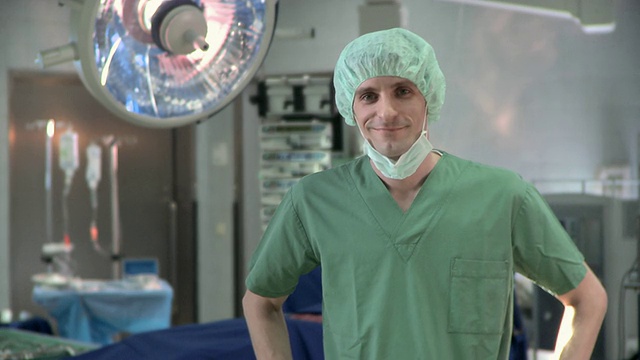 MS，男性外科医生在手术室的肖像，柏林，德国视频素材