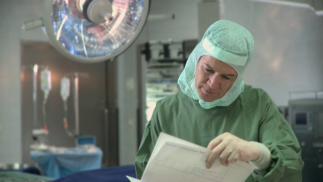 CU，手术室男性外科医生肖像，柏林，德国视频素材