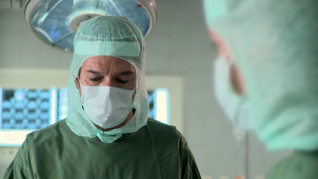 两名外科医生正在手术，柏林，德国视频素材