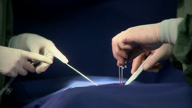 两名外科医生在手术，特写镜头，德国柏林视频下载