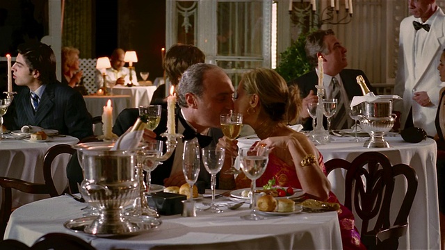 中景摄影拍摄了一对成熟富有的夫妇在高档餐厅吃晚餐的晚装视频下载