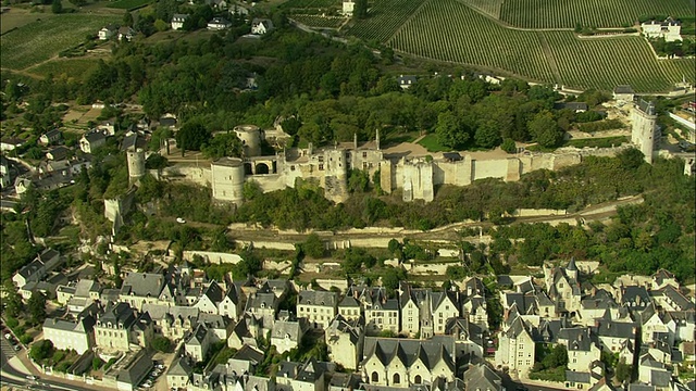 空中，希农村和城堡，英代尔-卢瓦尔，法国视频下载