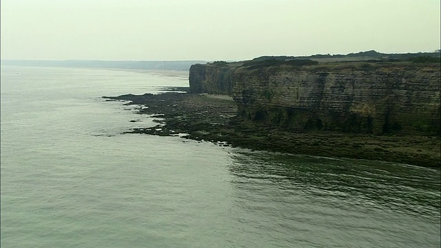 低空中，海岸悬崖和海滩，诺曼底，法国视频下载