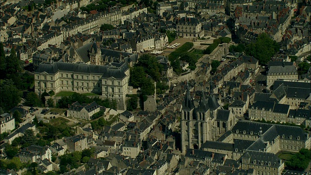 航拍，布洛瓦城堡和城市的观点，布洛瓦，卢瓦et- cher，法国视频素材
